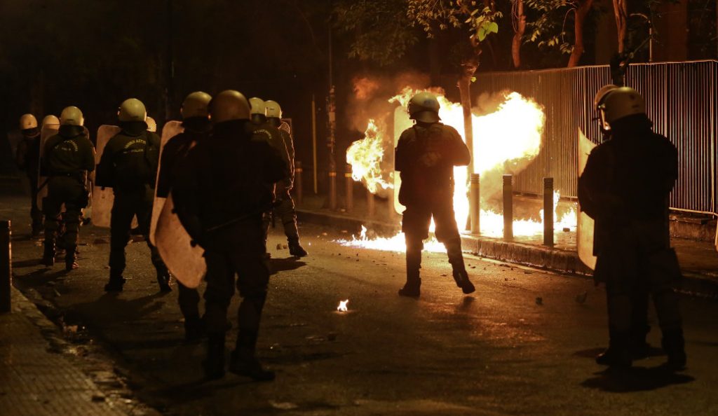 Θεσσαλονίκη: Μολότοφ και χημικά στην πορεία για το Πολυτεχνείο – Μία προσαγωγή (vid)