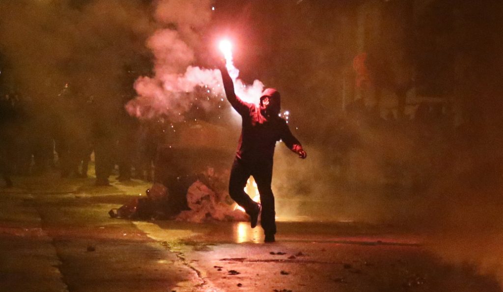 Μολότοφ, δακρυγόνα, τραυματίες και προσαγωγές στην επέτειο του Πολυτεχνείου (pics &vid)