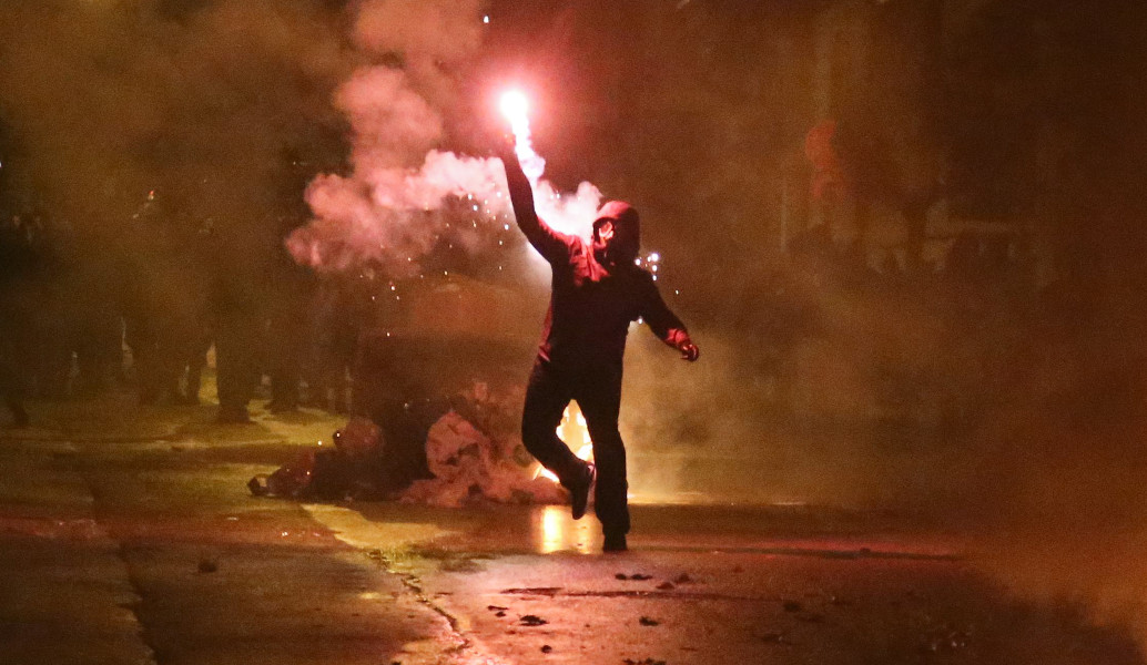 Μολότοφ, δακρυγόνα, τραυματίες και προσαγωγές στην επέτειο του Πολυτεχνείου (pics &vid)