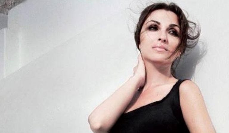 “Δάκρυ που πονά”: Το νέο τραγούδι της Ζωής Παπαδοπούλου