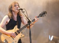 AC/DC: Πέθανε ο κιθαρίστας του θρυλικοού συγκοτήματος, Μάλκομ Γιάνγκ (vid)