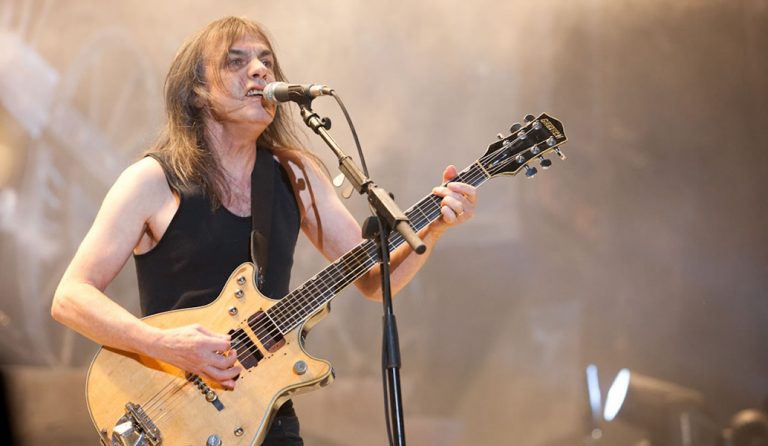 AC/DC: Πέθανε ο κιθαρίστας του θρυλικοού συγκοτήματος, Μάλκομ Γιάνγκ (vid)