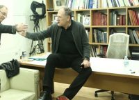 Με πούρο πανηγυρίζει ο Λαλιώτης την εκλογή Γεννηματά – Ειρωνείες περί “νέων αγωνιστών” από τον Ψαριανό