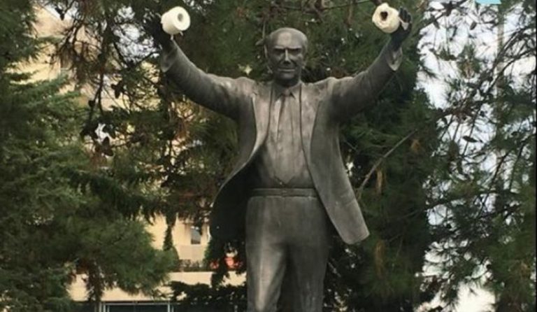 Θεσσαλονίκη: Κρέμασαν χαρτί υγείας στο άγαλμα του Ανδρέα Παπανδρέου (pic)