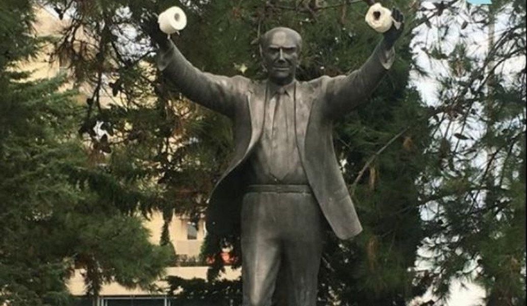 Θεσσαλονίκη: Κρέμασαν χαρτί υγείας στο άγαλμα του Ανδρέα Παπανδρέου (pic)