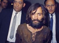 Τσαρλς Μάνσον: Η ιστορία του ενορχηστρωτή του πιο άγριου εγκλήματος στην ιστορία των ΗΠΑ