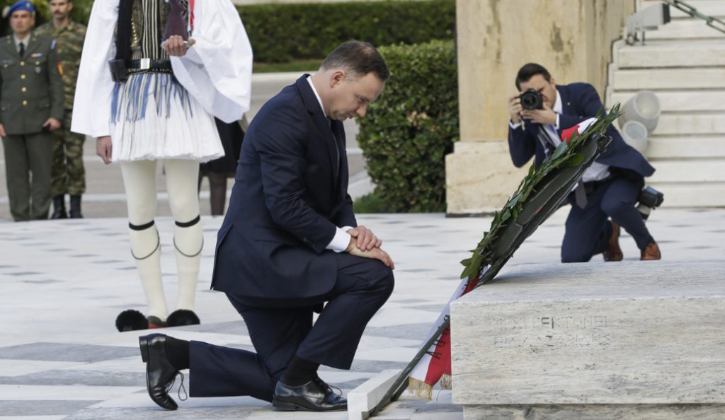 Άντρζεϊ Ντούντα: Ο Πολωνός πρόεδρος γονάτισε μπροστά στο μνημείο του Αγνώστου Στρατιώτη