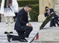 Άντρζεϊ Ντούντα: Ο Πολωνός πρόεδρος γονάτισε μπροστά στο μνημείο του Αγνώστου Στρατιώτη