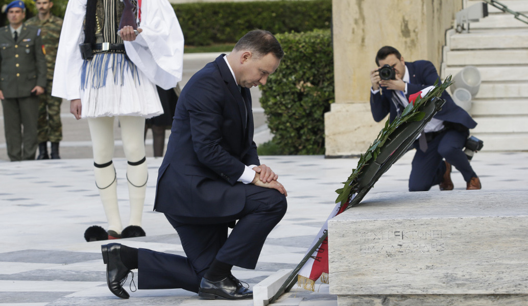 Άντρζεϊ Ντούντα: Ο Πολωνός πρόεδρος γονάτισε μπροστά στο μνημείο του Αγνώστου Στρατιώτη