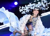 Victoria’ s Secret: Επική πτώση μοντέλου στο σόου της Σανγκάης (vid)