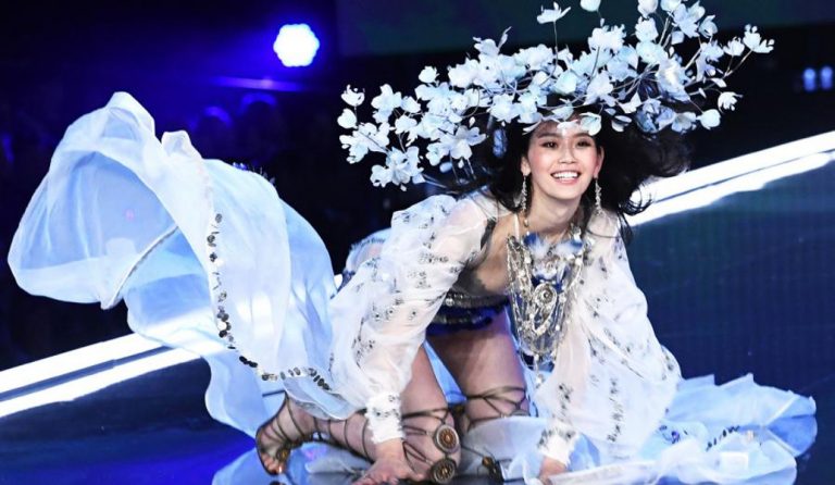 Victoria’ s Secret: Επική πτώση μοντέλου στο σόου της Σανγκάης (vid)