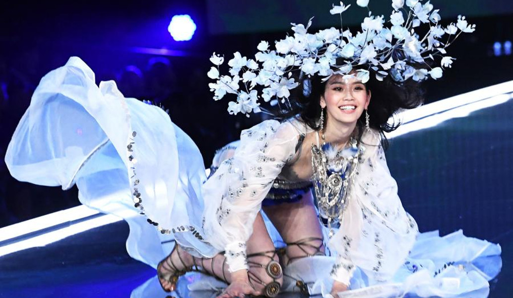 Victoria’ s Secret: Επική πτώση μοντέλου στο σόου της Σανγκάης (vid)