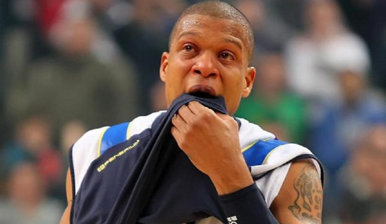 Ο Μάικ Μπατίστ είναι ένας γίγαντας. Και οι γίγαντες κλαίνε (vid)