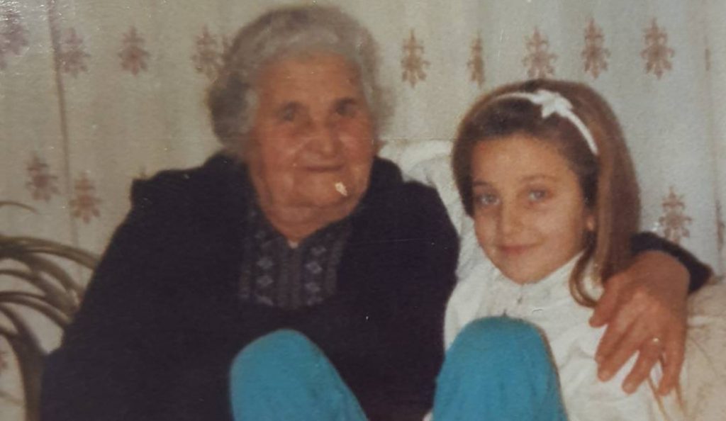Ποια σέξι Ελληνίδα τραγουδίστρια είναι το κοριτσάκι της φωτογραφίας; (pics)