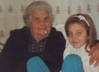 Ποια σέξι Ελληνίδα τραγουδίστρια είναι το κοριτσάκι της φωτογραφίας; (pics)