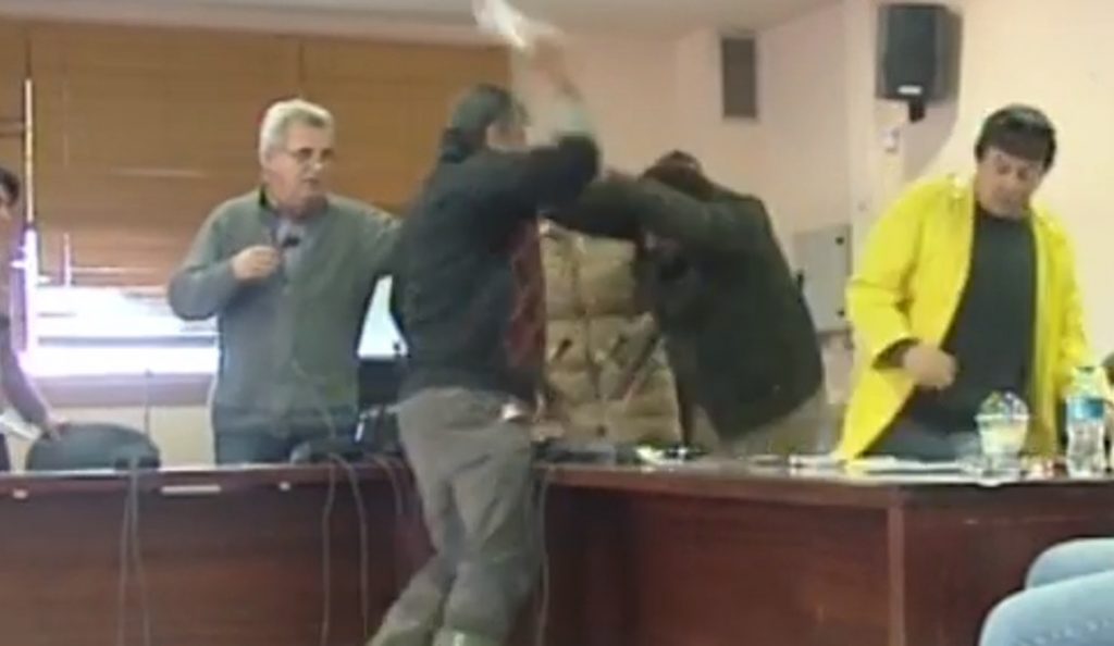 Μάνδρα: Ξύλο μεταξύ δημοτικών συμβούλων, με αιτία τις πλημμύρες  (vid