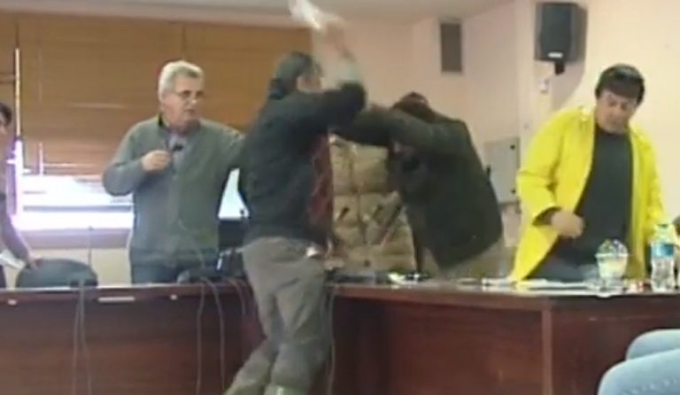 Μάνδρα: Ξύλο μεταξύ δημοτικών συμβούλων, με αιτία τις πλημμύρες  (vid
