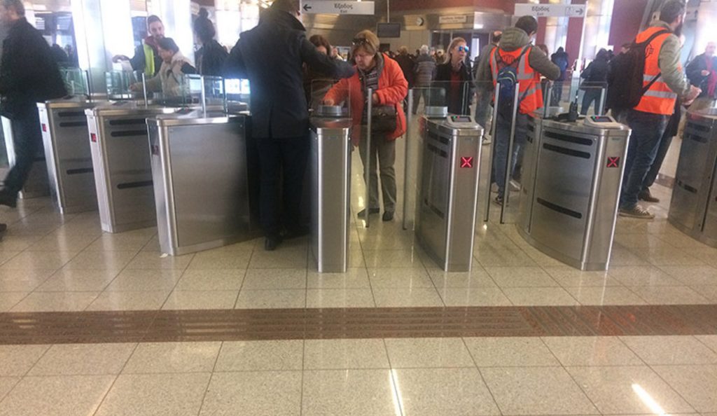 Ηλεκτρονικό εισιτήριο: Ταλαιπωρία, ουρές και ελάχιστα μηχανήματα στους σταθμούς του Μετρό (pics)