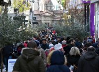 Εορταστικό ωράριο καταστημάτων: Πώς λειτουργούν σήμερα και την Κυριακή