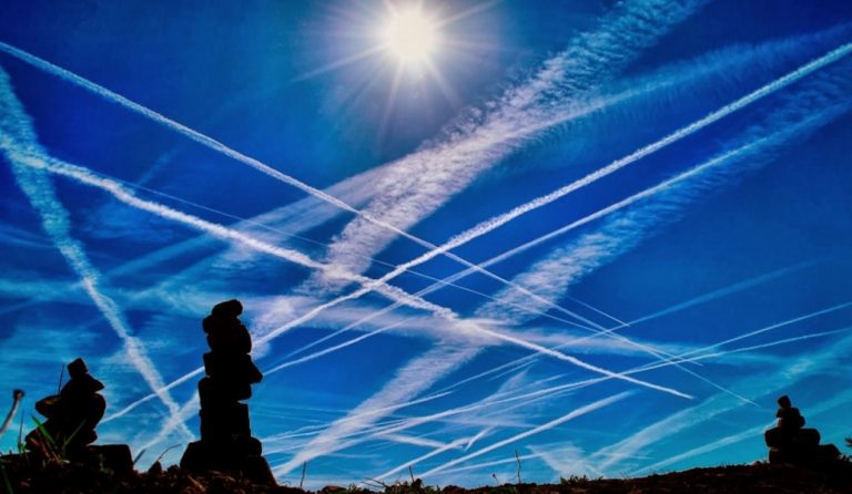 Έρευνα: Το 32,4% των Ελλήνων πιστεύει ότι μας ψεκάζουν