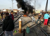 Λάρισα: Διαμαρτυρία κατοίκων στις γραμμές τρένου για τον θάνατο παιδιού (vid)