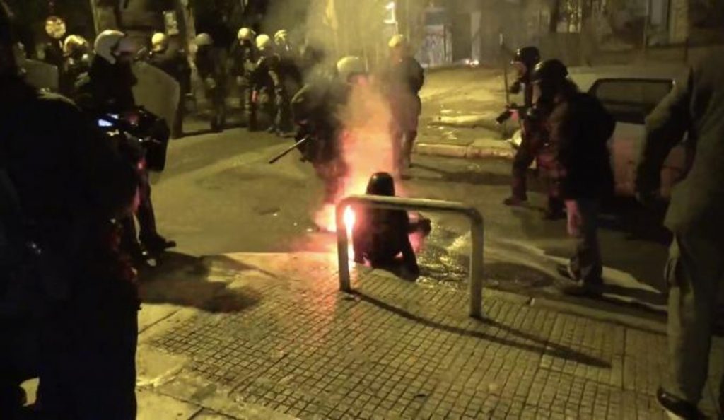 Ευαγγελισμός:  Εκτός μηχανικής υποστήριξης η δικηγόρος που τραυματίστηκε από φωτοβολίδα
