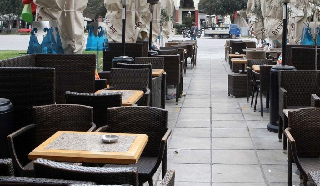 Σχέδιο για τραπεζοκαθίσματα: Τη Δευτέρα η κατάθεση της τροπολογίας στη Βουλή – Αναλυτικά τι προβλέπει