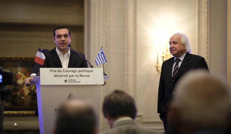 Αλέξης Τσίπρας: “Το βραβείο ανήκει στον ελληνικό λαό” – Ο χαιρετισμός στα γαλλικά (pics &vid)