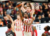 Αρμάνι – Ολυμπιακός 85-86: Απόδραση με ΜακΛιν!