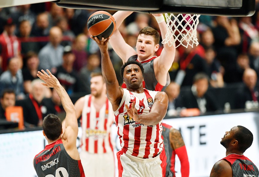 Αρμάνι – Ολυμπιακός 85-86: Απόδραση με ΜακΛιν!