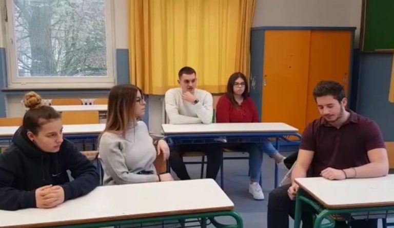 Έλληνες μαθητές στη Γερμανία καταγγέλλουν: “Κλείνουν τα σχολεία μας” (vid)