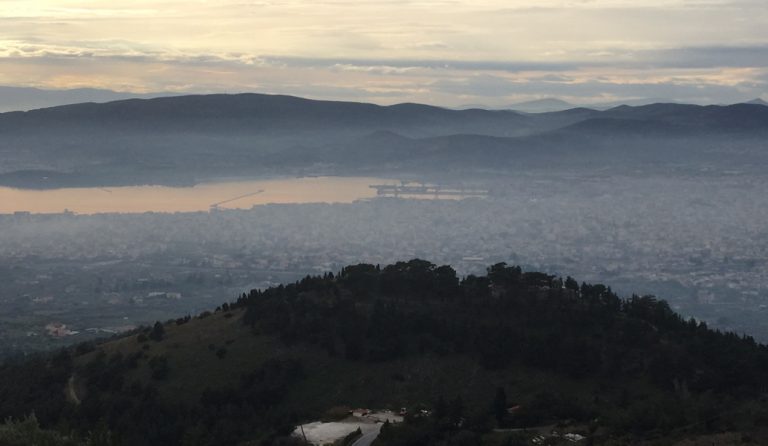 Βόλος: Στα ύψη η αιθαλομίχλη στην πόλη λόγω των τζακιών