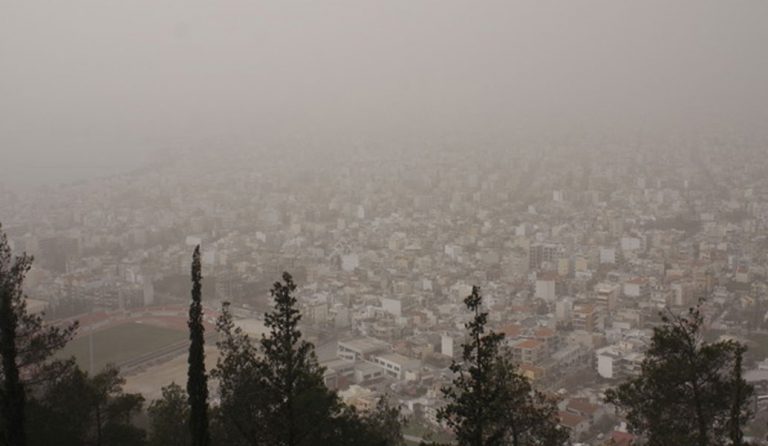 Αθήνα: Η αιθαλομίχλη “έπνιξε” τα βόρεια προάστια