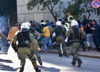 Ξύλο μεταξύ οπαδών του ΠΑΟΚ και Πακιστανών στο κέντρο της Αθήνας (pics)