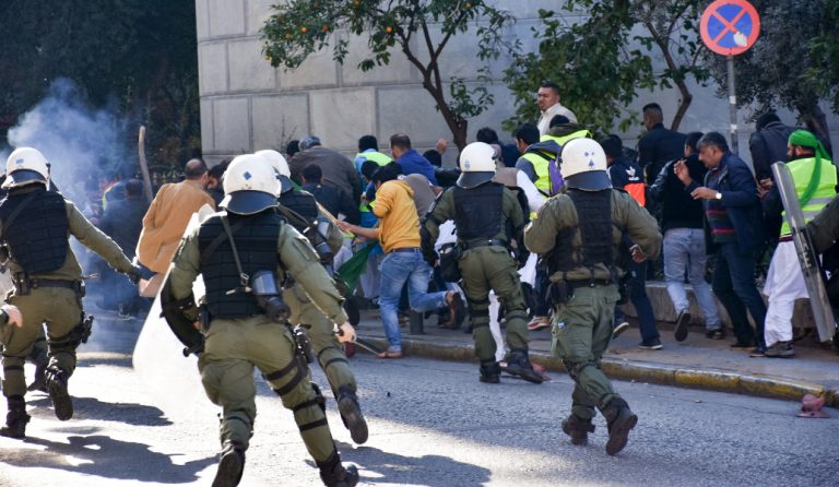 Ξύλο μεταξύ οπαδών του ΠΑΟΚ και Πακιστανών στο κέντρο της Αθήνας (pics)