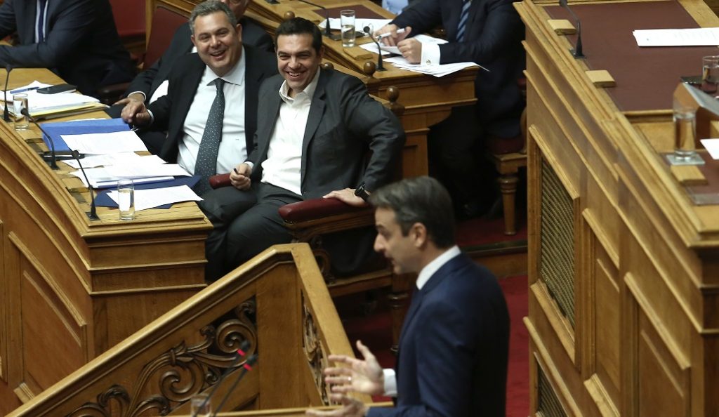 Ο Μητσοτάκης μιλάει και οι Τσίπρας – Καμμένος σκάνε στα γέλια (pics)