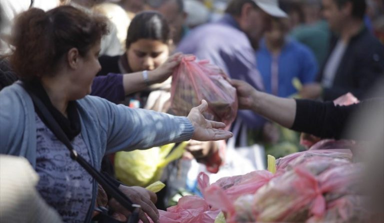 Διανομή τροφίμων από τους δήμους Καλαμαριάς και Θέρμης