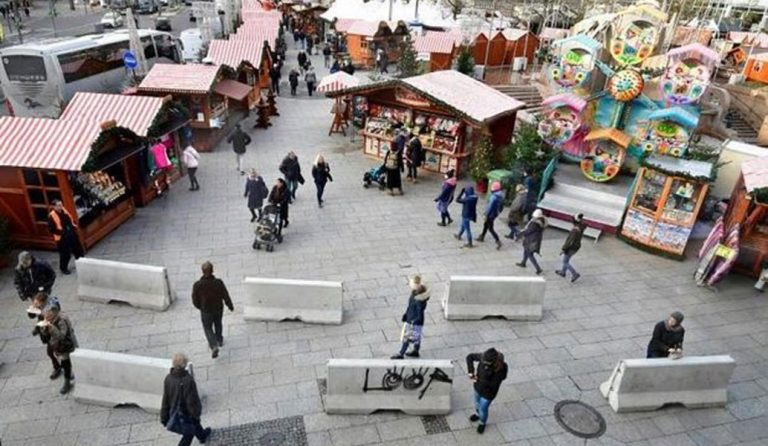 Βερολίνο: Άνοιξε η χριστουγεννιάτικη αγορά ένα χρόνο μετά το μακελειό