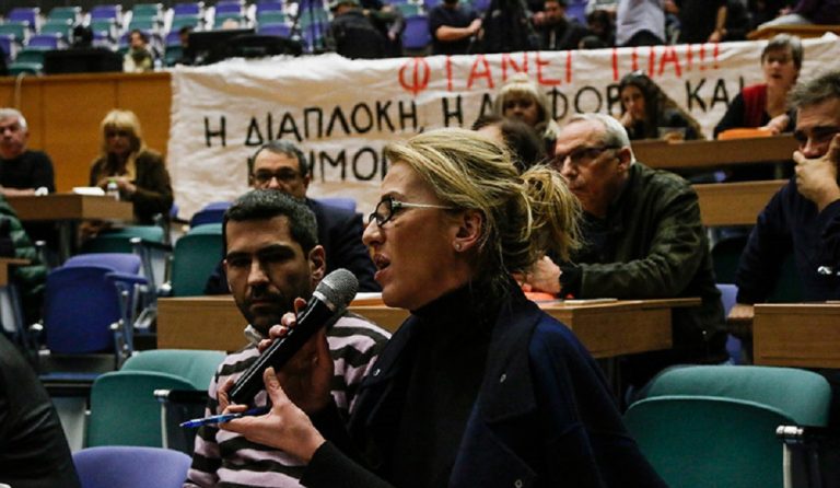 Μάνδρα Αττικής: Οργή από τους πλημμυροπαθείς εναντίον της Δούρου (vid)