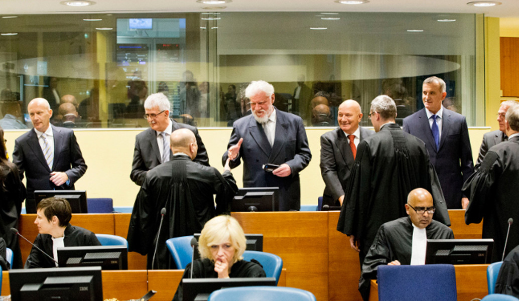 Χάγη: Διακοπή στη δίκη για τη πρώην Γιουγκοσλαβία – Κατηγορούμενος ήπιε δηλητήριο (vid)