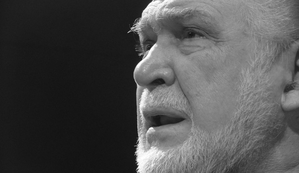Ο Κώστας Καζάκος αντί του Γιώργου Κιμούλη στο θέατρο “Τζένη Καρέζη”