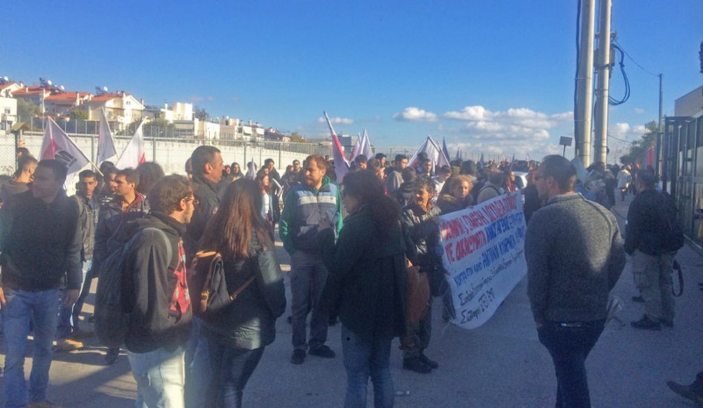 Υπουργείο Παιδείας: Φοιτητές σκαρφάλωσαν στα κάγκελα – Χρήση χημικών από τα ΜΑΤ