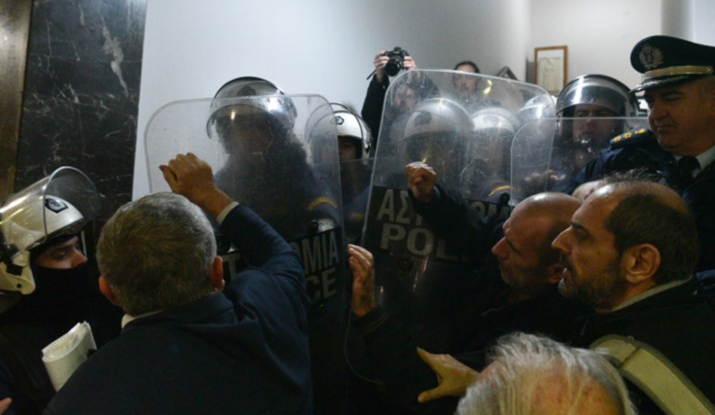 ΠΟΕΔΗΝ: Ένταση κατά τη διάρκεια της συγκέντρωσης στο Υπουργείο Υγείας