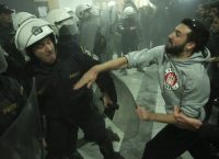 Ειρηνοδικείο Αθήνας: Άγριο ξύλο και χημικά μεταξύ των ΜΑΤ και κινημάτων (pics)