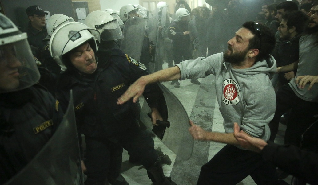 Ειρηνοδικείο Αθήνας: Άγριο ξύλο και χημικά μεταξύ των ΜΑΤ και κινημάτων (pics)