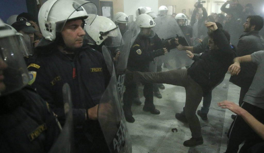 Δικαστικοί υπάλληλοι: Διακόπτουν τις εργασίες τους – Διαμαρτύρονται για τα χημικά στο Ειρηνοδικείο