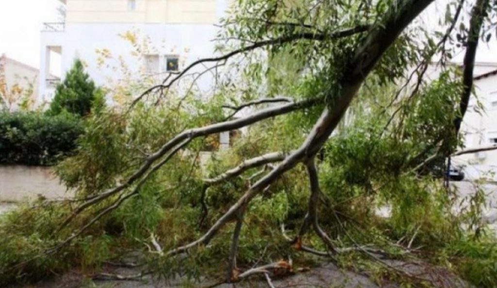 Προβλήματα ηλεκτροδότησης στα νότια προάστια λόγω των ισχυρών ανέμων
