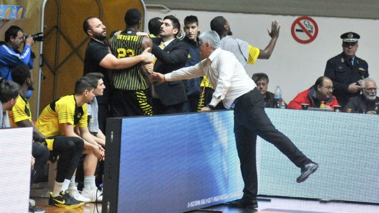 Απίστευτος καυγάς του Πέτγουεϊ με οπαδούς του Αρη την ώρα του αγώνα