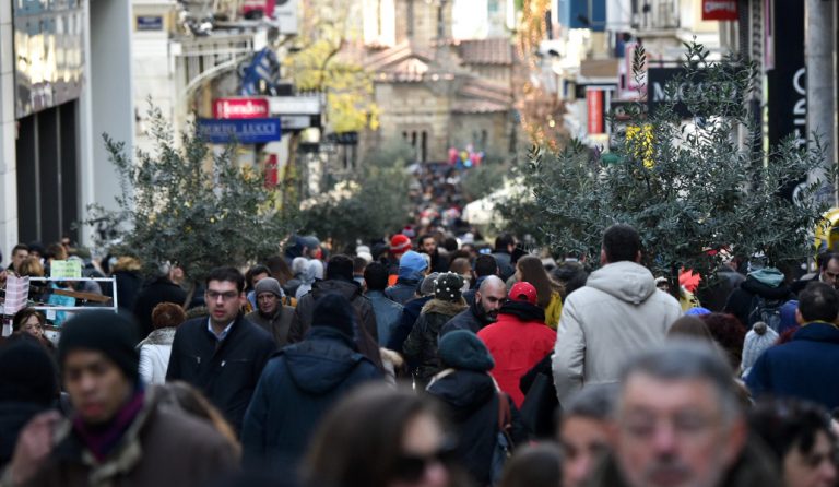 Σε εορταστικό κλίμα η κίνηση στην αγορά της Αθήνας
