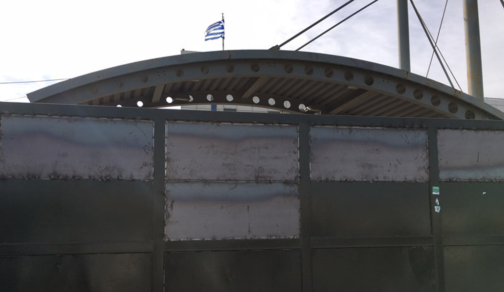 Υπουργείο Παιδείας: Οχυρό με λαμαρίνες κατά των μαθητικών συγκεντρώσεων (pics)